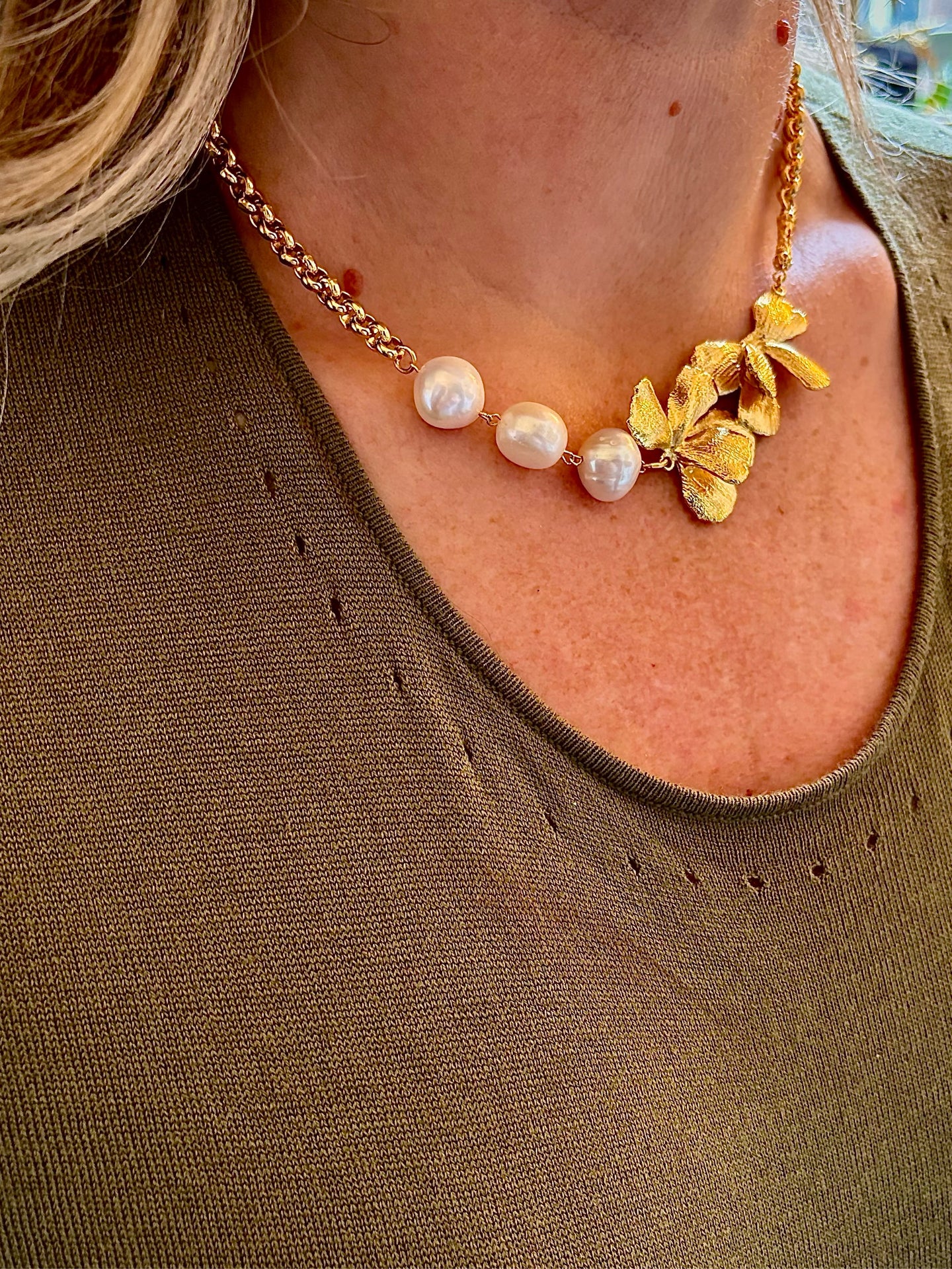 Pansy Gold Necklace with Pearls